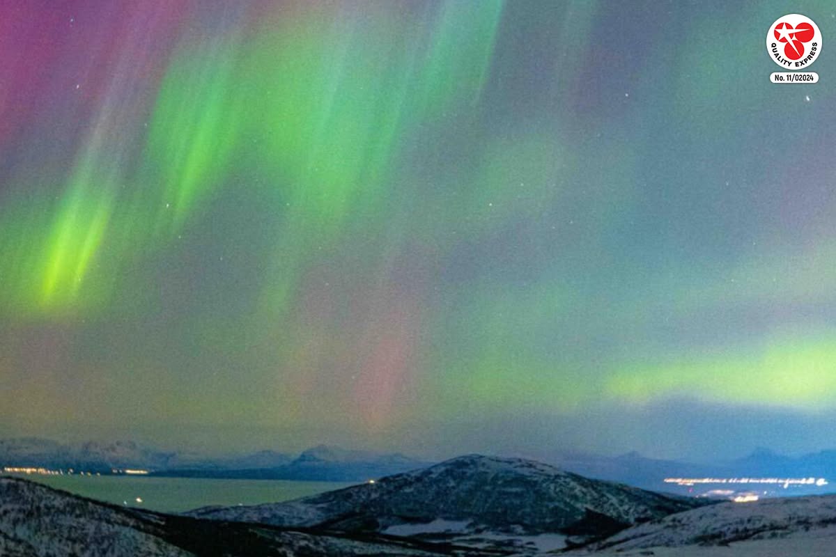 แสงเหนือ Lofoten, Norway ที่หมู่บ้านประมงแห่งเกาะสวรรค์