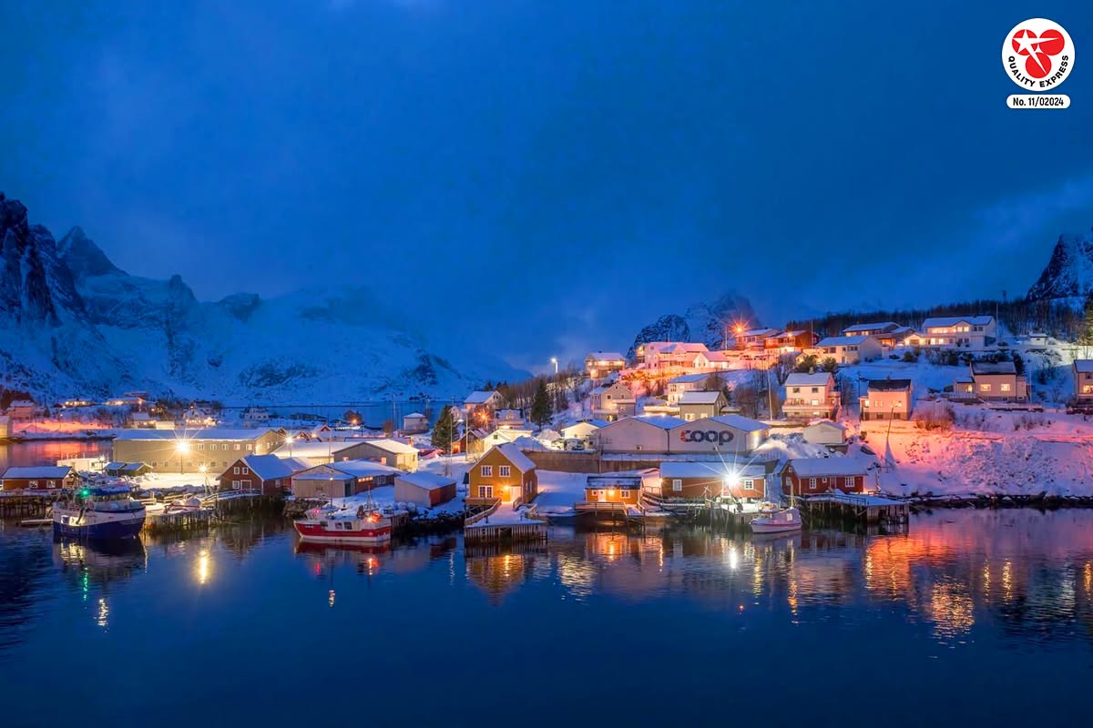 แสงเหนือ Lofoten, Norway ที่หมู่บ้านประมงแห่งเกาะสวรรค์