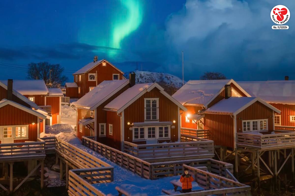 แสงเหนือ Lofoten, Norway ที่หมู่บ้านประมงแห่งเกาะสวรรค์