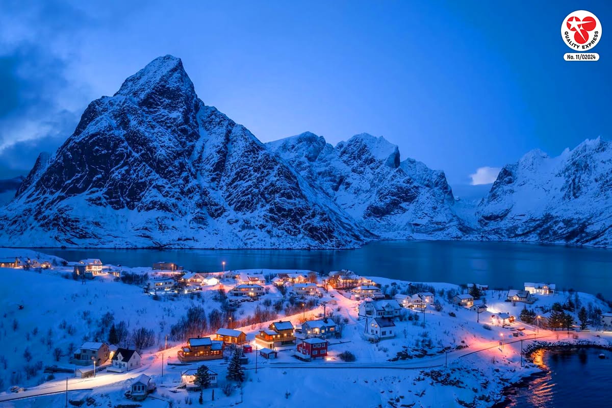 แสงเหนือ Lofoten, Norway ที่หมู่บ้านประมงแห่งเกาะสวรรค์