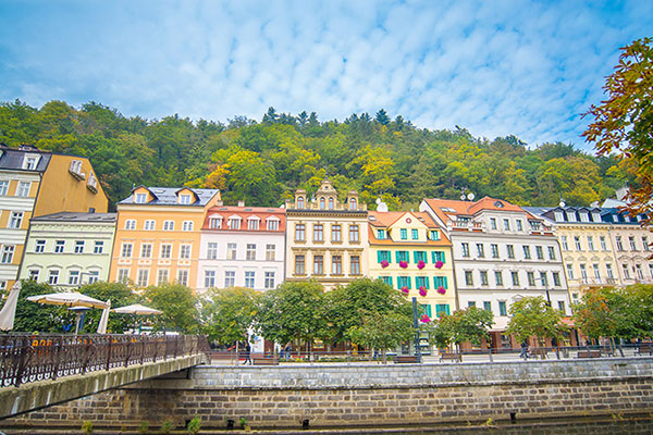 คาร์โลวี วารี เมืองน่ารักดุจบ้านตุ๊กตาแห่งสาธารณรัฐเช็ก
คาร์โลวี วารี (Karlovy Vary) ตั้งชื่อจากพระเจ้าชาร์ลที่ 5 แห่งอาณาจักรโบฮีเมีย ผู้ก่อตั้งเมืองในปีค.ศ. 1370 ตั้งอยู่ที่สาธารณะรัฐเช็ก เมืองนี้มีชื่อเสียงในด้านสถาปัตกรรมบ้านเมืองที่มีความสวยงา
